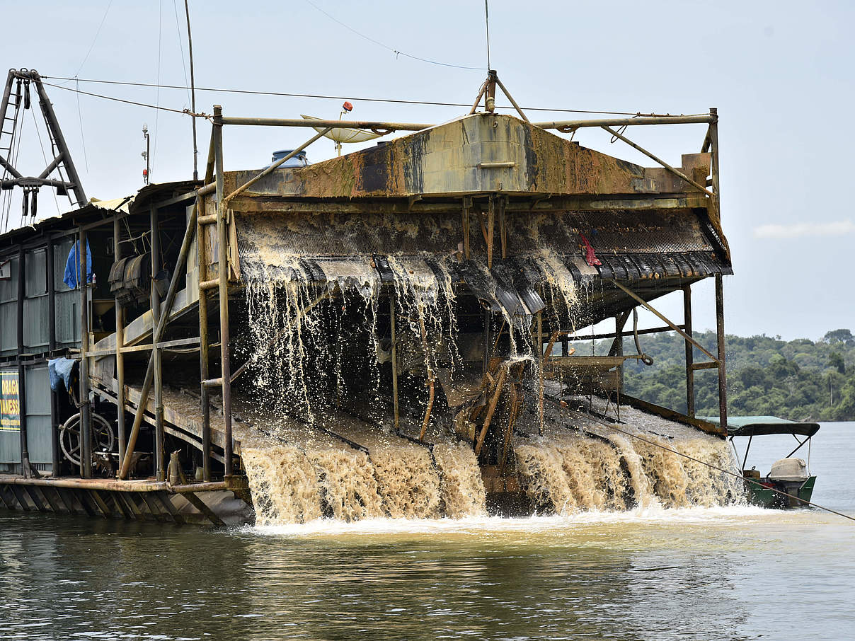 Goldgräberschiff im Rio Tapajòs © Adriano Gambarini / WWF-Brazil