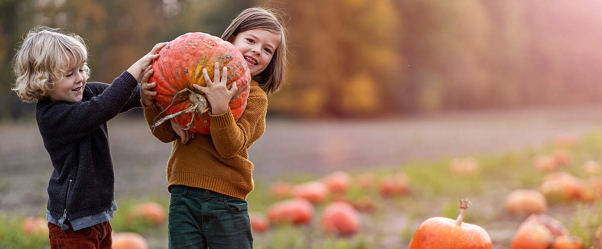 Kinder mit Kürbissen