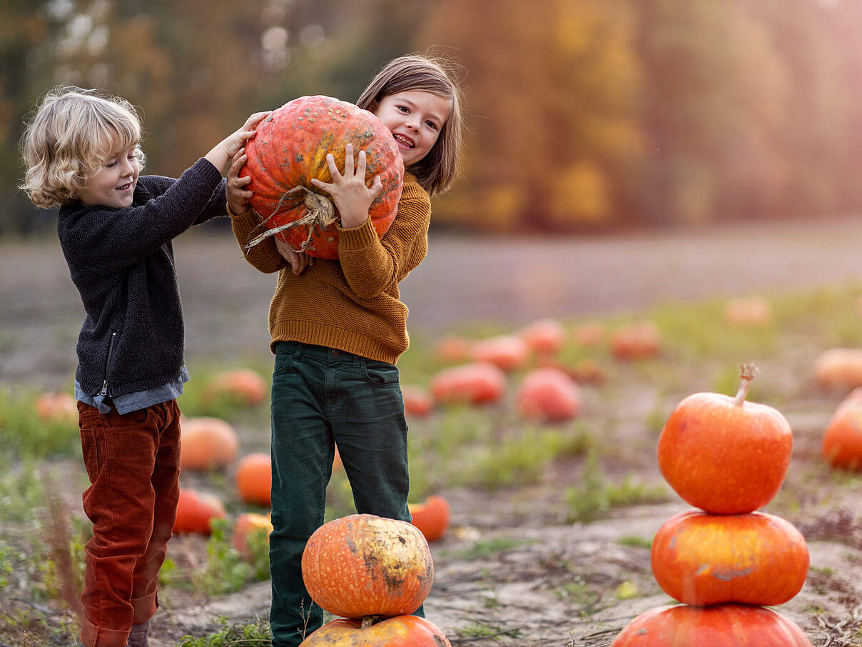 Kinder mit Kürbissen