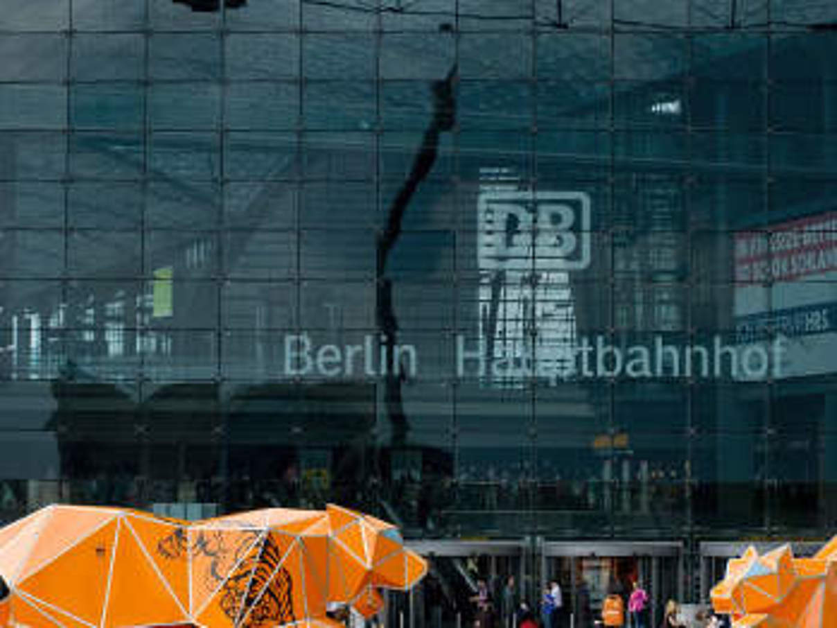 WWF-Origami-Tiger vor dem Berliner Hauptbahnhof © David Biene / WWF