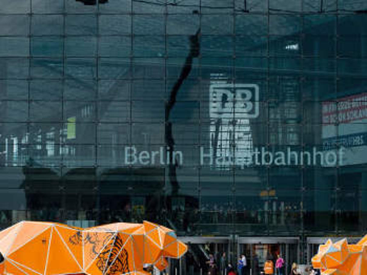 WWF-Origami-Tiger vor dem Berliner Hauptbahnhof © David Biene / WWF WWF-Origami-Tiger vor dem Berliner Hauptbahnhof © David Biene / WWF