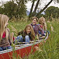 Kinder in einem Boot auf einer Wiese 