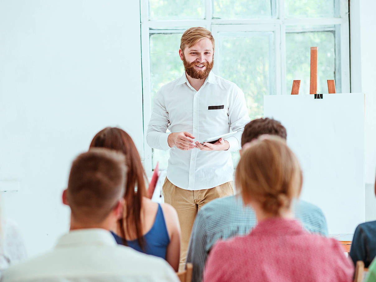 Speaker während eines Meetings © IMAGO / agefotostock