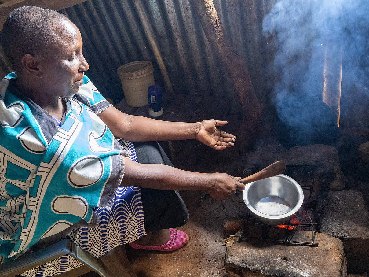 Eine Frau in der Nasaru Olosho Conservancy, bevor der WWF Kenia den modernen Ofen für sie gebaut hat © WWF Kenia