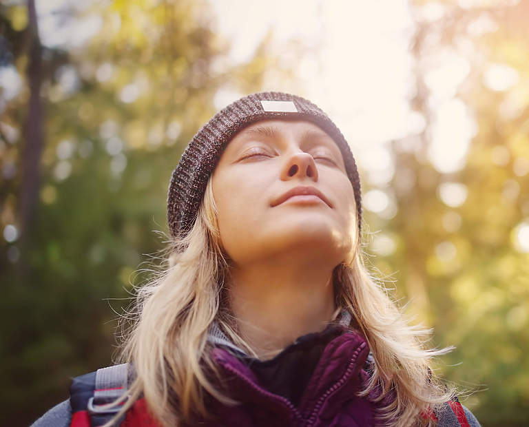 Den Wald und die Früchte der Waldarbeit genießen. @ LeManna / iStock / Getty Images