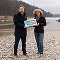 Im Mai 2022 übergibt Dr. Christian Hof, Mitglied des Beirats der Deutschen Postcode Lotterie, einen den Scheck des Traumtaler-Projekts 2021 an Sigrun Lange, Leiterin des Projekts "Lebendige Flüsse" des WWF Deutschland. 