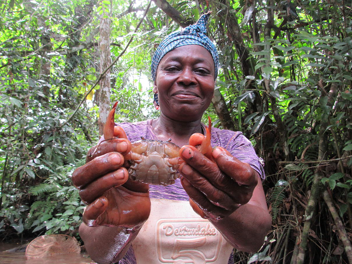 Therese Nassoum zeigt eine gefangene Krabbe © WWF