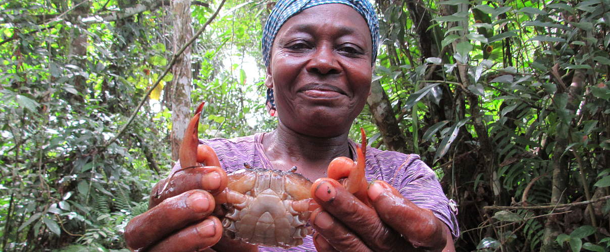 Therese Nassoum zeigt eine gefangene Krabbe © WWF