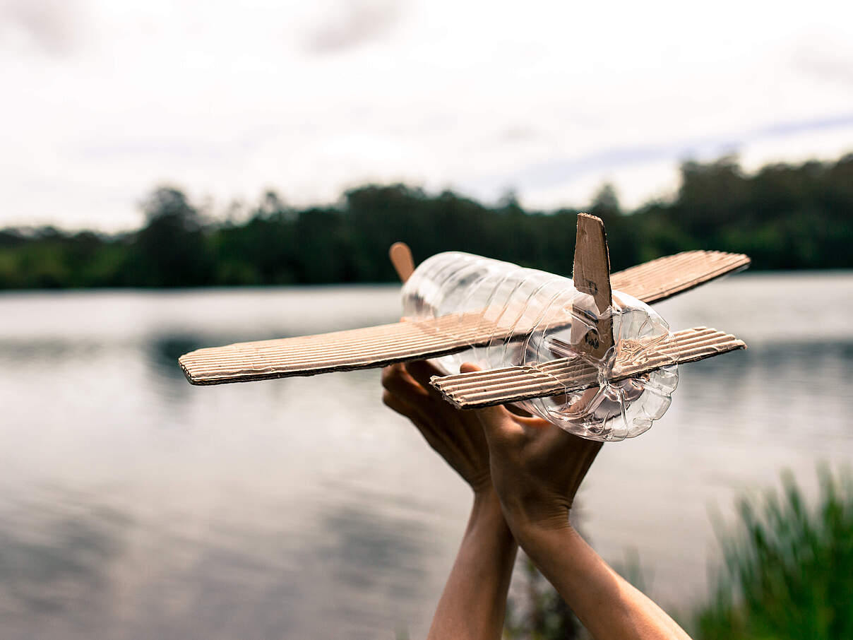 Spielzeug-Flugzeug aus einer Plastikflasche 