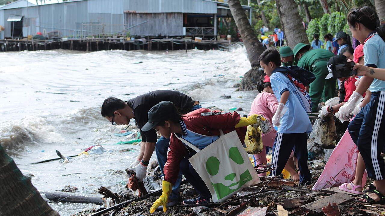 Beach Cleanup in Phu Quoc © Melanie Goemmel / WWF