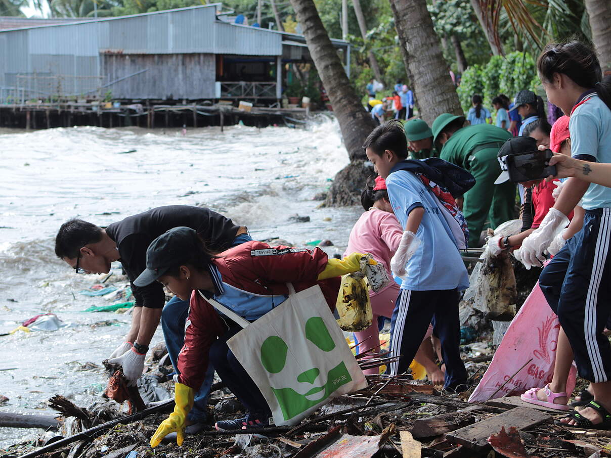 Beach Cleanup in Phu Quoc © Melanie Goemmel / WWF