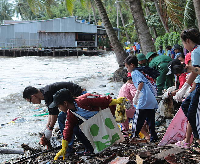 Beach Cleanup in Phu Quoc © Melanie Goemmel / WWF