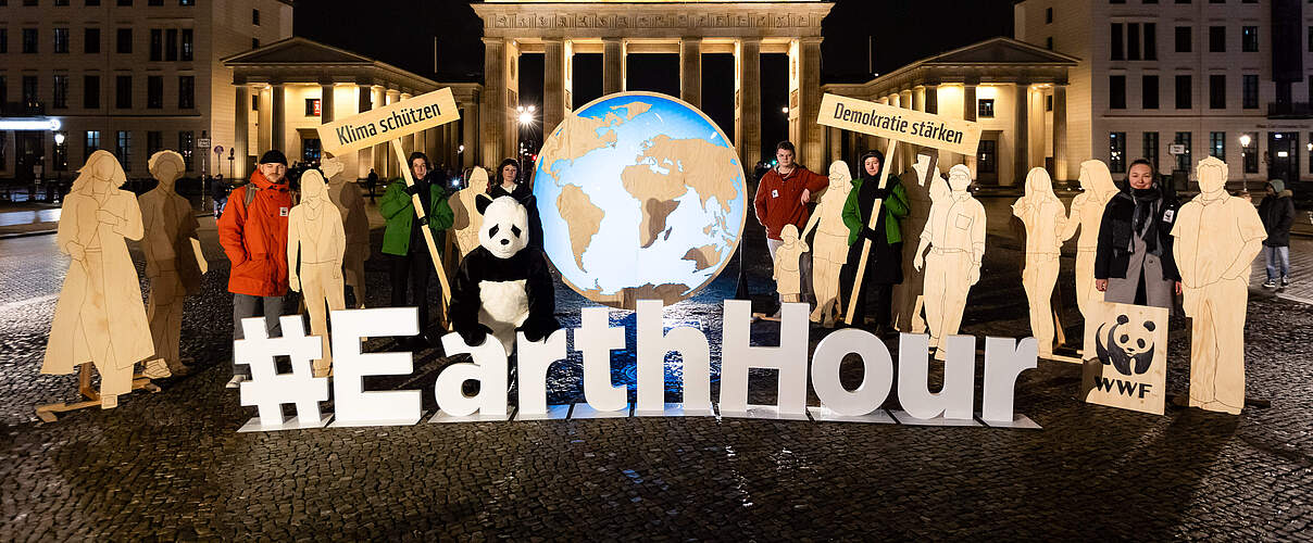 Die Earth Hour 2024: Licht an am Brandenburger Tor © Jörg Farys / WWF 