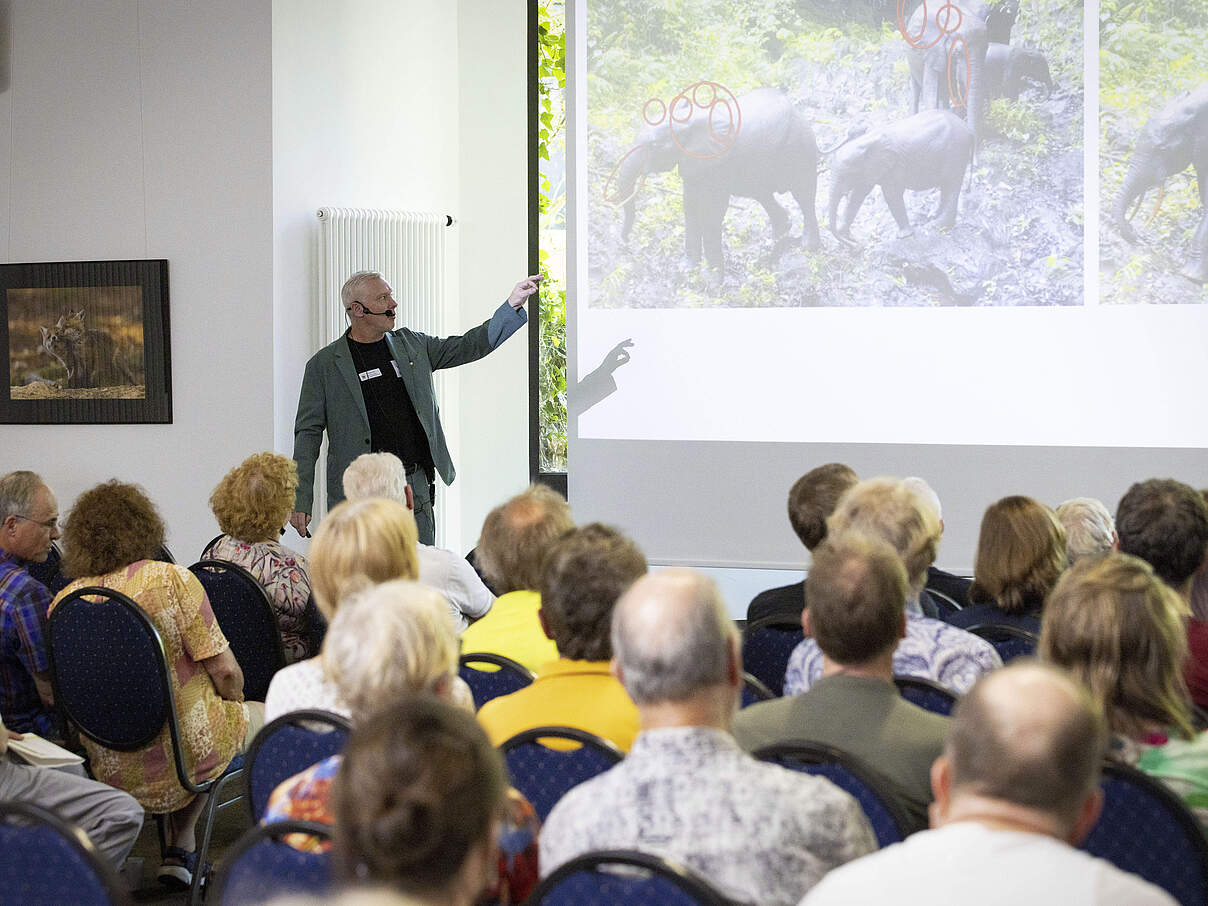 Nicht nur Erfolgsgeschichten: Dr. Thomas Breuer schilderte eindrucksvoll die Herausforderungen im Schutz der Waldelefanten. 