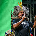 Ein brasilianischer Indigene spricht auf dem Free Land Camp 2022 in Brasilia, Brasilien © WWF Brasil
