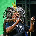 Ein brasilianischer Indigene spricht auf dem Free Land Camp 2022 in Brasilia, Brasilien © WWF Brasil