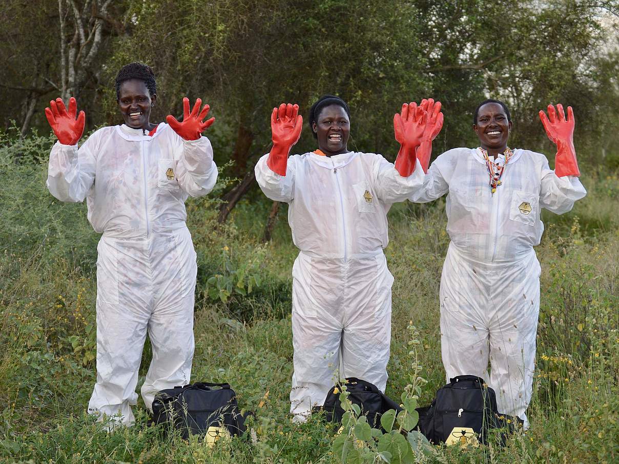 Mit Spaß bei der Sache: Die Frauen der SelbsthilfeGruppe haben sich dem Imkern verschrieben © WWF Kenia