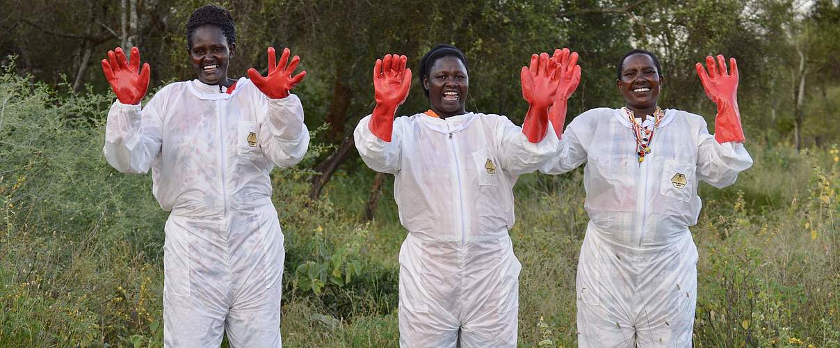 Mit Spaß bei der Sache: Die Frauen der SelbsthilfeGruppe haben sich dem Imkern verschrieben © WWF Kenia