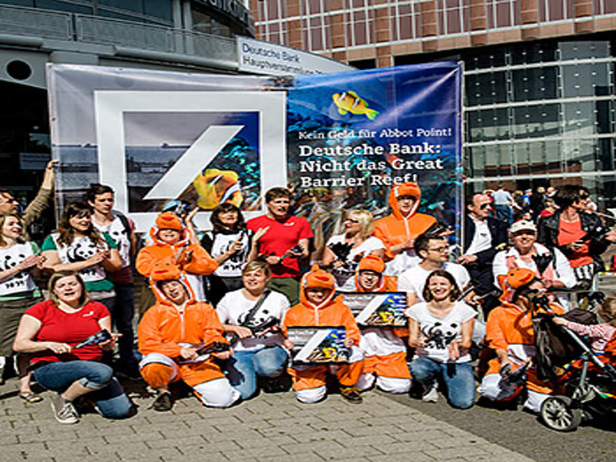 350 Deutsche Bank Petition c Kai Loeffelbein Campact WWF