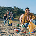 Familie sammelt Müll am Strand © GettyImages