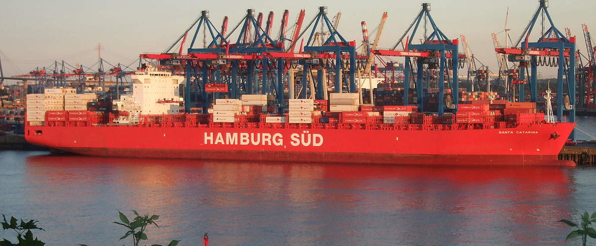 Containerschiff im Hamburger Hafen © Britta König / WWF