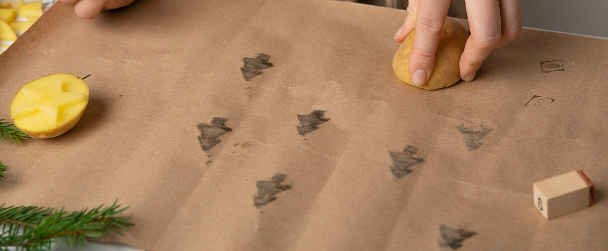 Geschenkpapier mit Kartoffelstempeln gestalten
