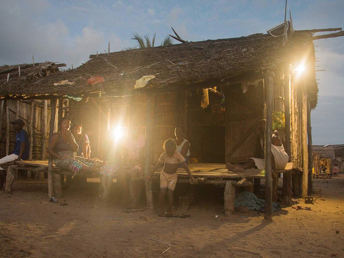 Verbesserte Lebensverhältnisse dank Solartechnik © Tony Rakotondramanana / WWF Madagaskar Verbesserte Lebensverhältnisse dank Solartechnik © Tony Rakotondramanana / WWF Madagaskar