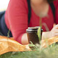 Kaffee im Park in einem Mehrweg-Trinkbecher