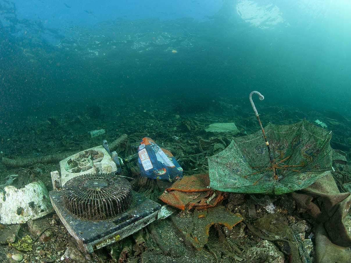Plastikmüll auf dem Meeresgrund © Jürgen Freund / WWF