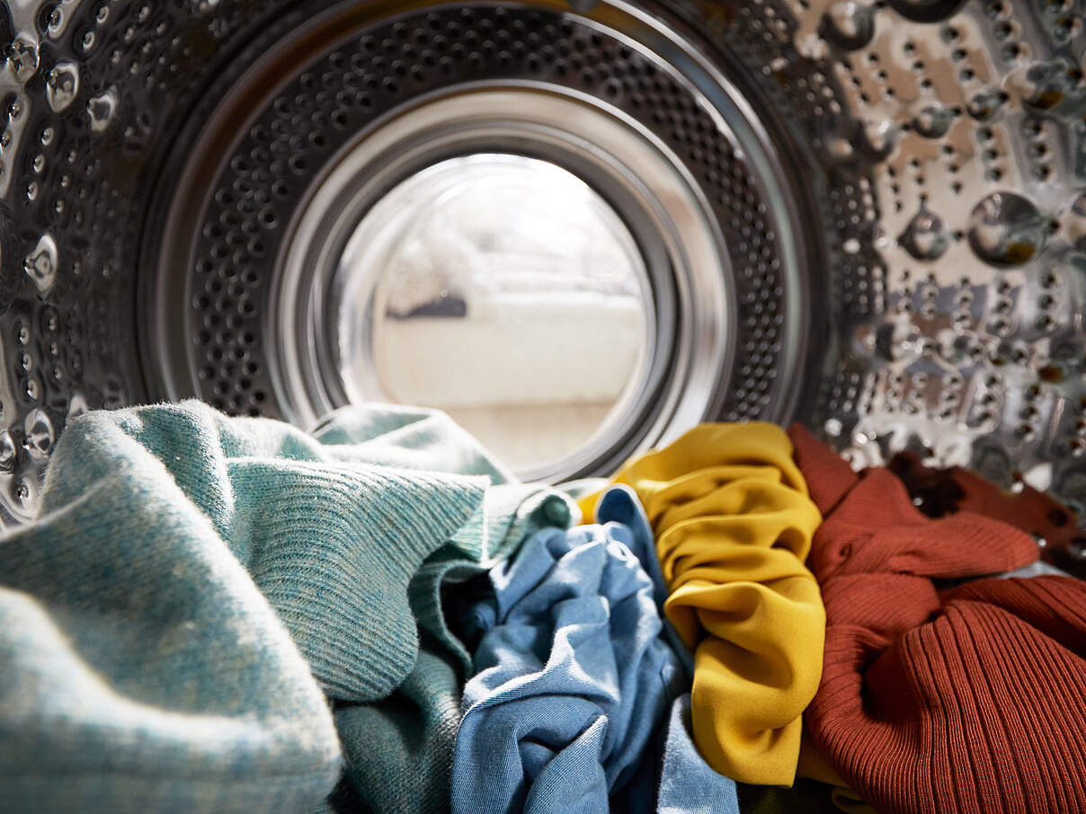 Buntwäsche in der Waschmaschine