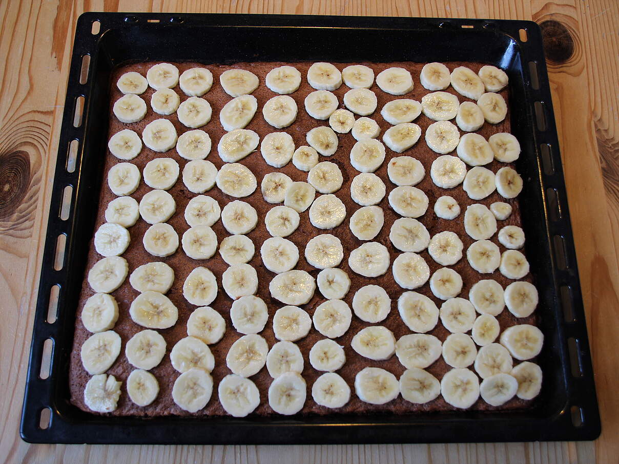 Der mit frischen Bananenscheiben belegte Kuchenboden