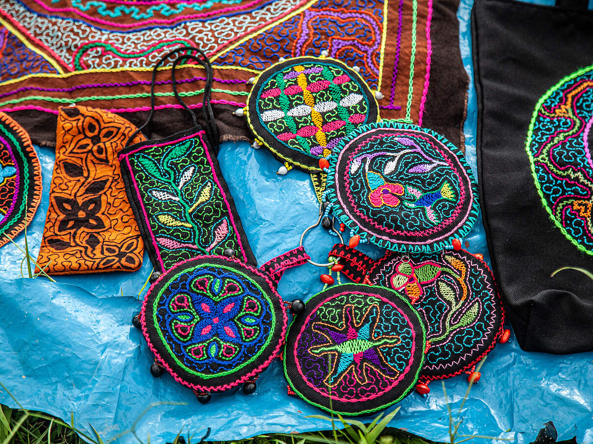 In Handarbeit gefertigte Souvenirs als Einkommensquelle für Indigene in Peru
