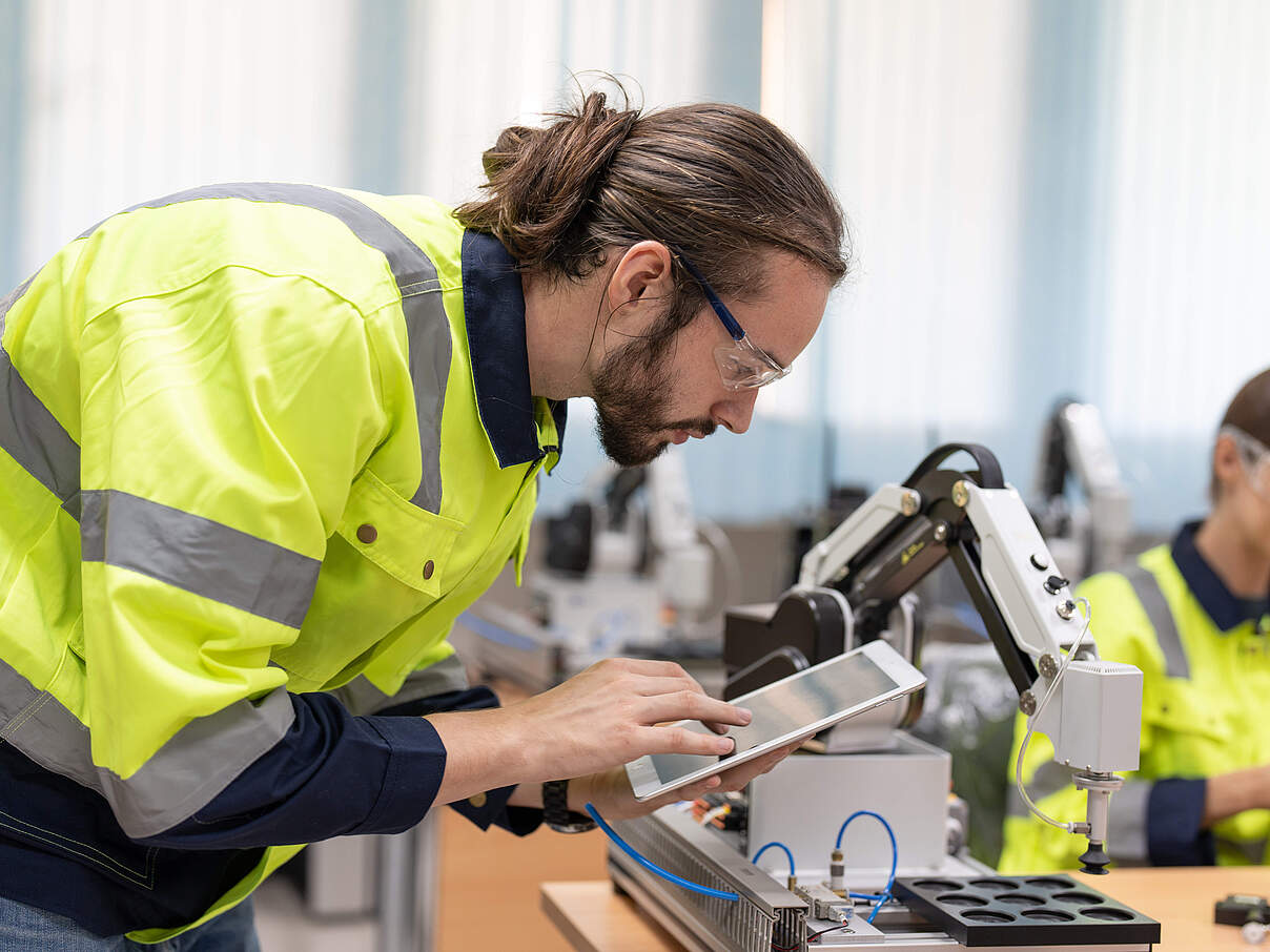 Unternehmen können Produkte langlebiger, reparierbarer und ressourcenschonender gestalten. © klingsup / iStock / GettyImages
