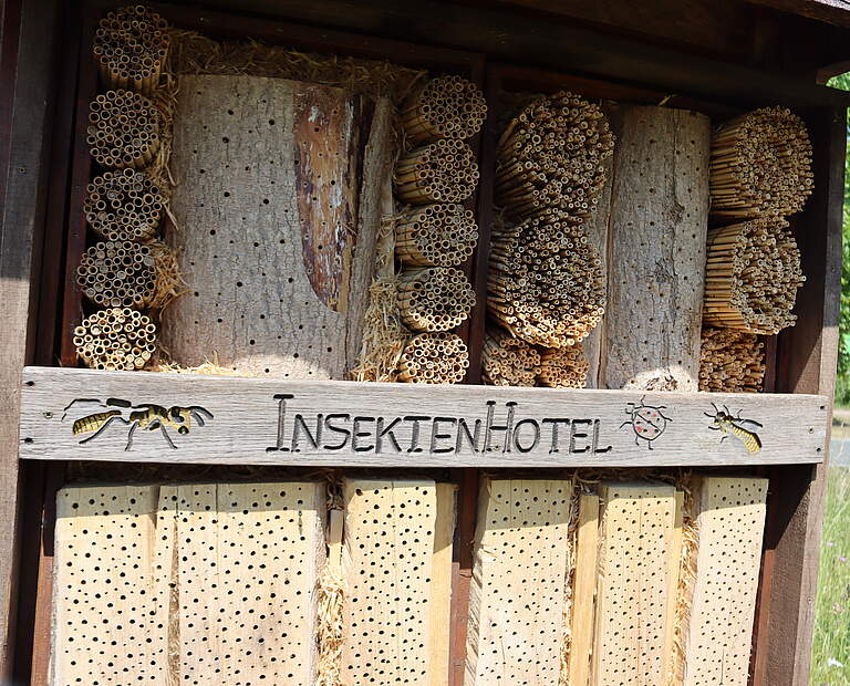 Nisthilfe mit Schilf und Holz © J Kuczyk