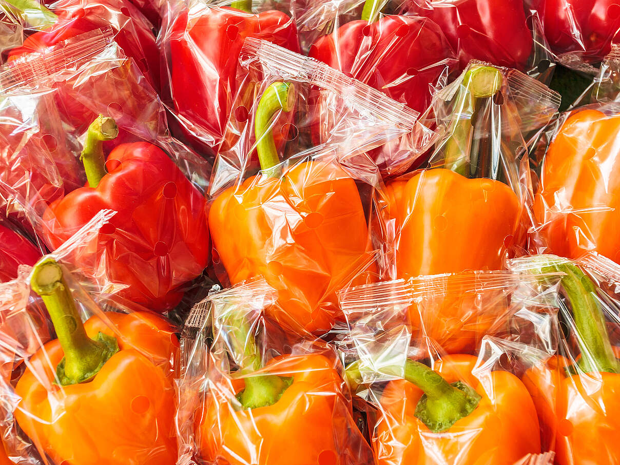 In Plastik verpackte Paprika © DutchScenery / iStock / GettyImages