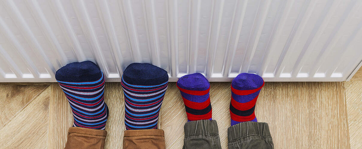 Füße an der Heizung wärmen