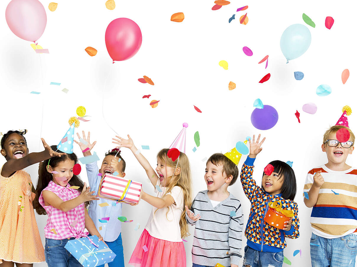 Kindergeburtstag mit Geschenken © GettyImages Kindergeburtstag mit Geschenken