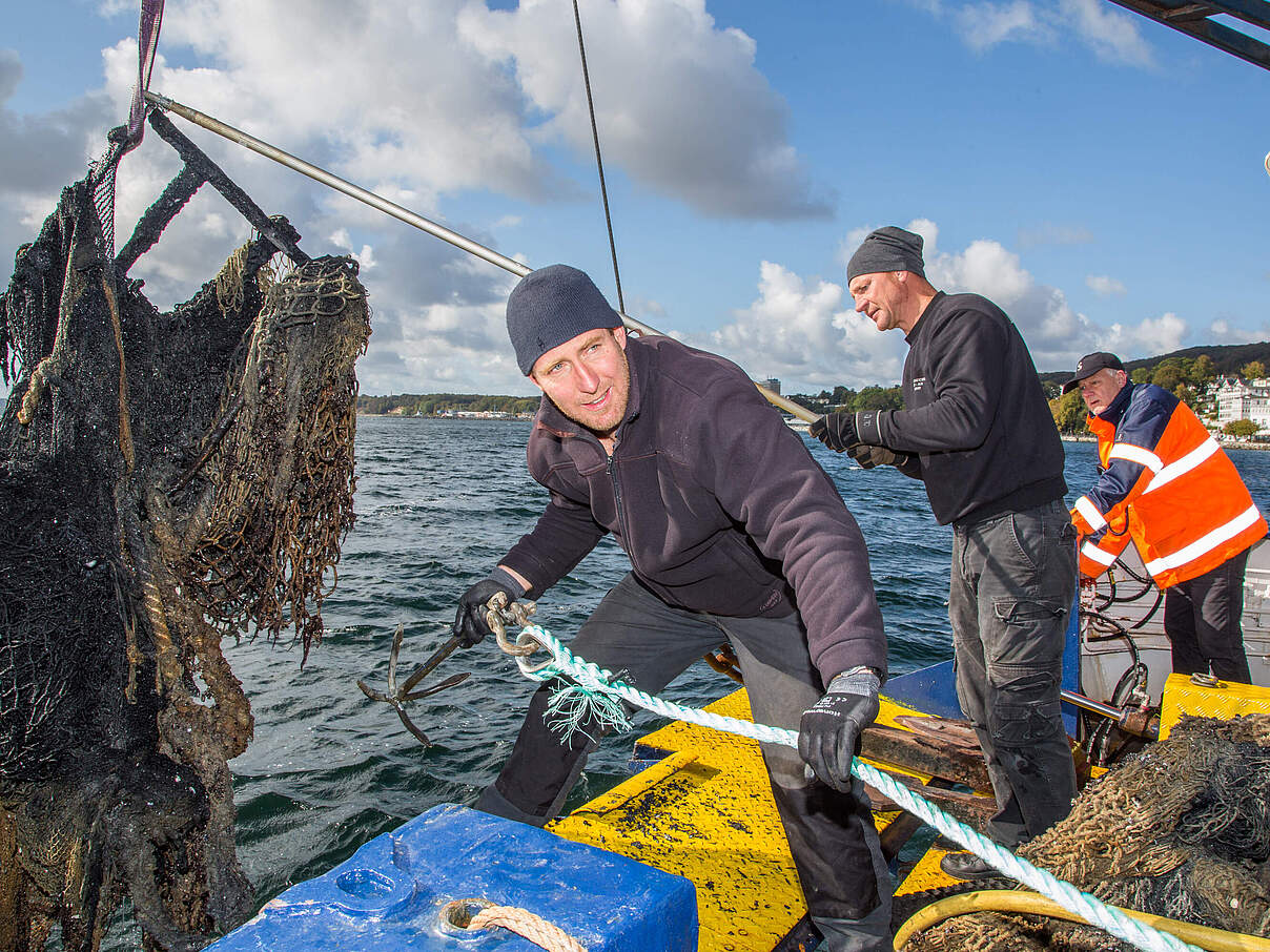 Geisternetze Bergung © Christian Howe / WWF