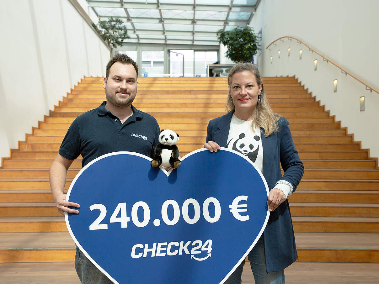 Scheckübergabe Check24 © Check24