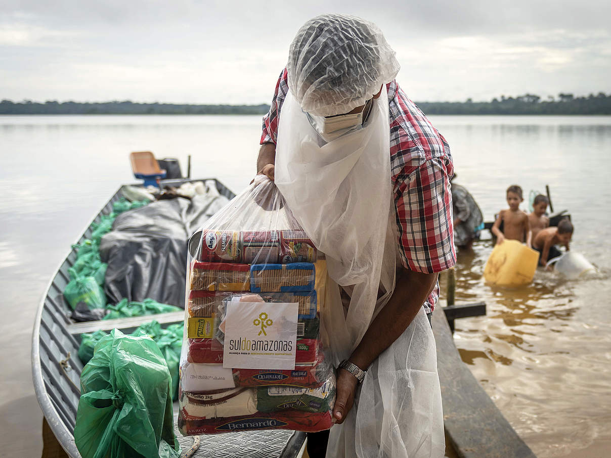 Hilfsgüter auf einem Boot am Amazonas © Andre Dib / WWF-Brasil