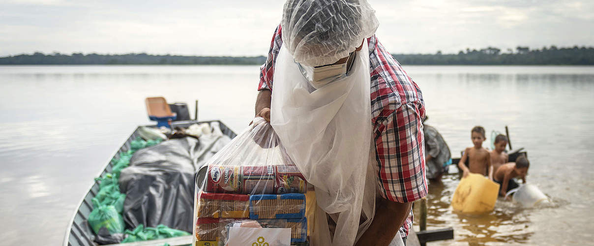 Hilfsgüter auf einem Boot am Amazonas © Andre Dib / WWF-Brasil