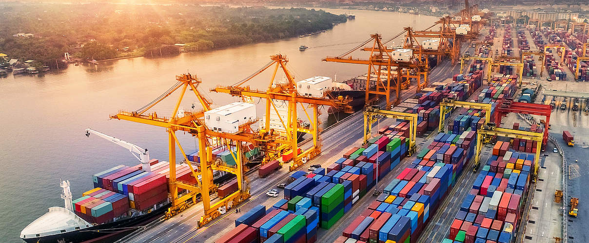 Containerterminal: Logistik und Transport mit Containerfrachtschiffen © thitivong / iStock / Getty Images