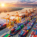 Containerterminal: Logistik und Transport mit Containerfrachtschiffen © thitivong / iStock / Getty Images