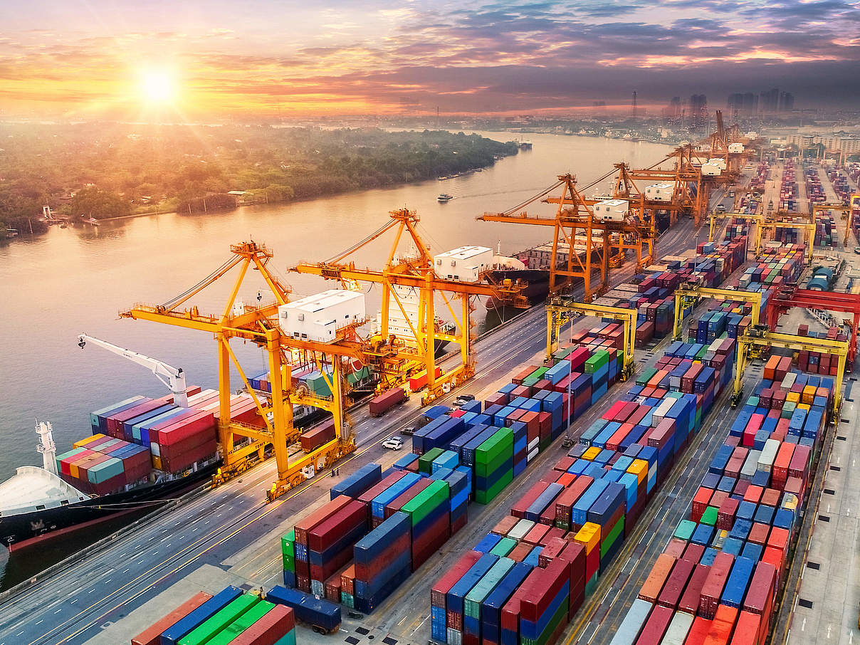 Containerterminal: Logistik und Transport mit Containerfrachtschiffen © thitivong / iStock / Getty Images