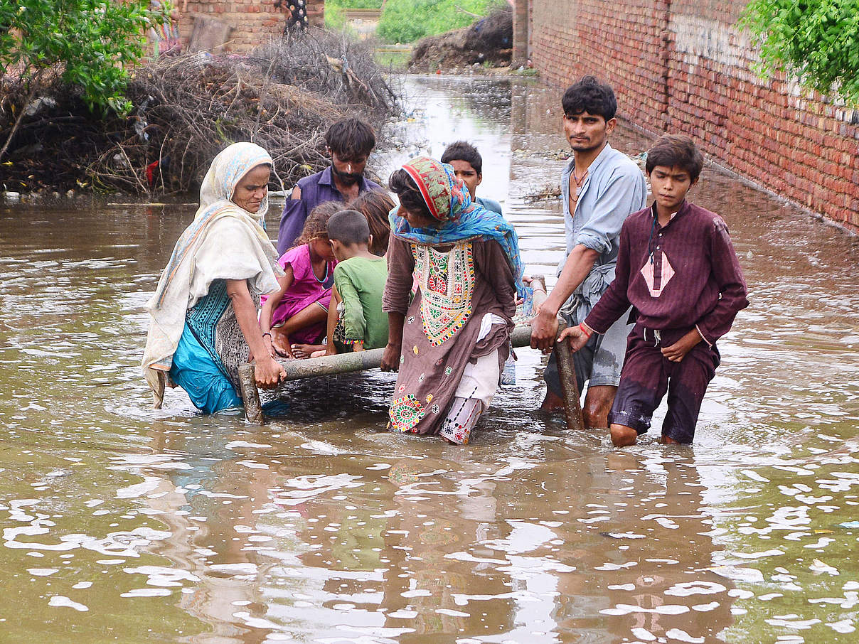 Familien leiden besonders unter den Fluten © imago / Xinhua