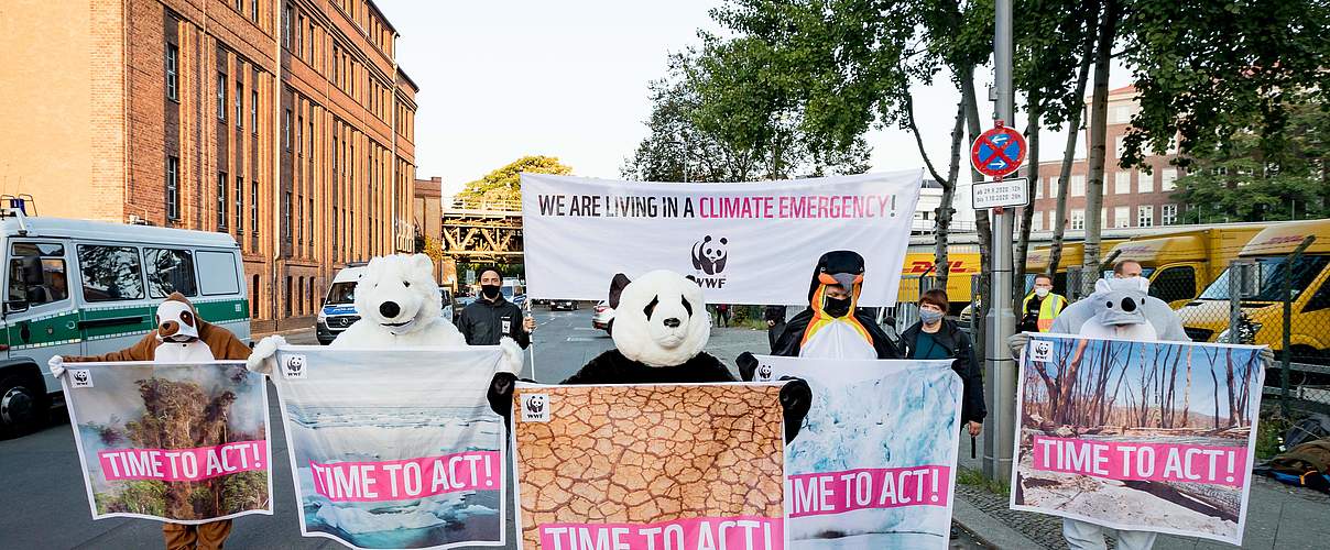 WWF-Protestaktion vor dem Treffen der EU-Umweltminister am 30.09.2020 in Berlin © Joerg Farys