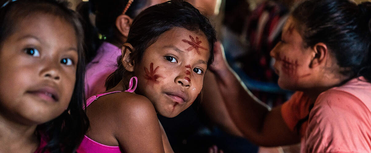 Mädchen während der Dabucurí-Zeremonie im Resguardo El Itilla, Guaviare in Kolumbien © CEMI/ Ana María Zuluaga