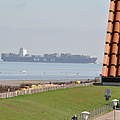 Containerschiff an der Elbmündung © Claudia Stocksieker / WWF