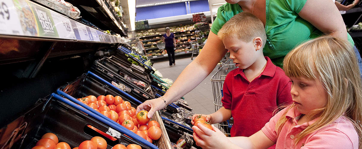 Familieneinkauf im Supermarkt © Richard Stonehouse / WWF