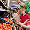 Familieneinkauf im Supermarkt © Richard Stonehouse / WWF